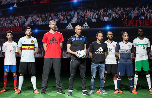 Zidane y algunos jugadores en la presentación