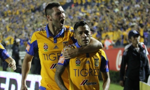 Aquino y Gignac celebran en el Volcán