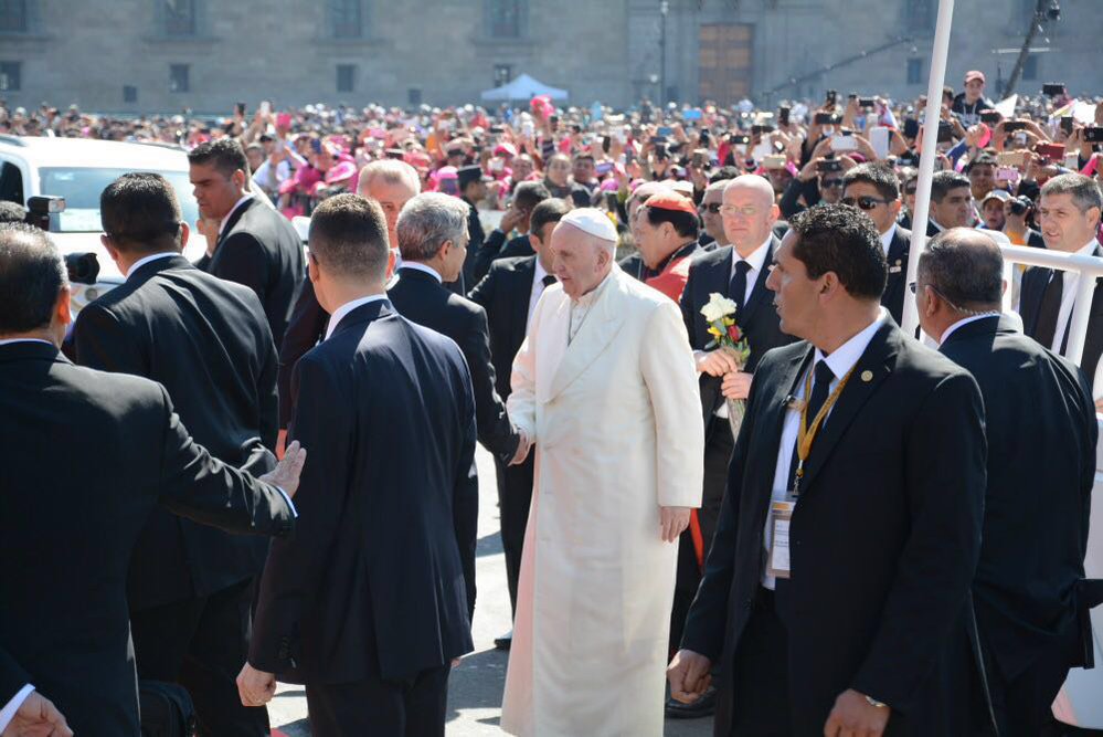 El Papa Francisco llega a su encuentro con el Jefe de Gobierno