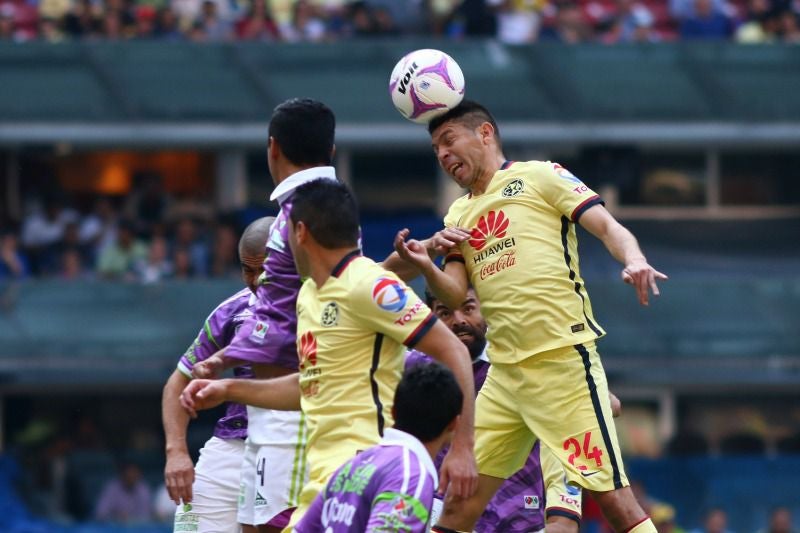 Oribe Peralta remata un balón de cabeza