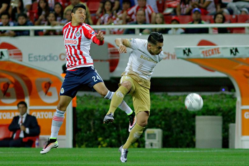 Cisneros y Alatorre durante un Chivas-Pumas