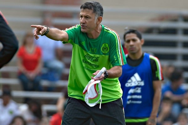 Osorio da indicaciones en un entrenamiento de la Selección Mexicana