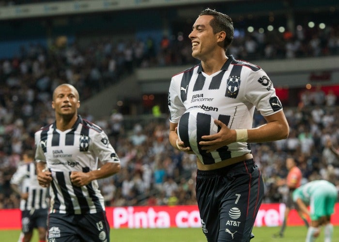 Funes Mori oculta el balón con su playera tras anotar a Santos