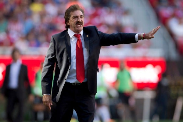 Ricardo La Volpe dirigiendo a Chivas