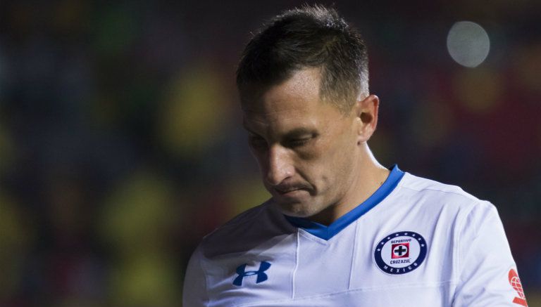 Christian Giménez cabizbajo con Cruz Azul