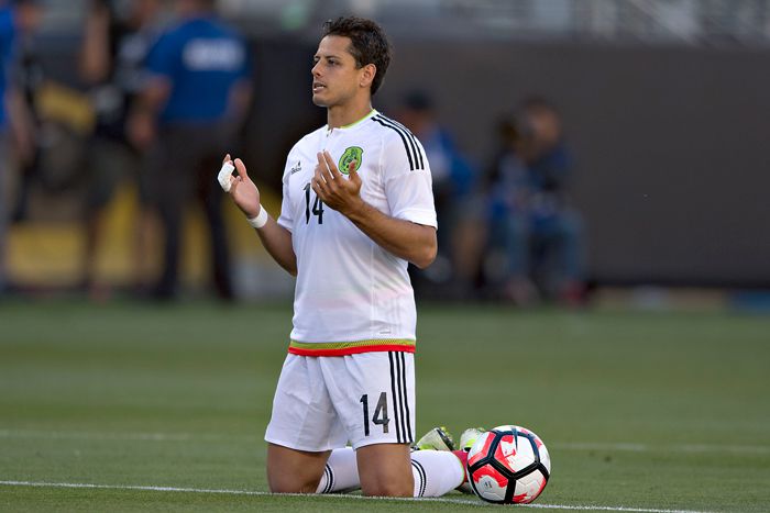 Chicharito reza previo a un juego con la Selección