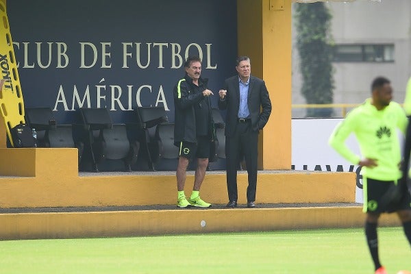 Ricardo Peláez y Ricardo La Volpe dialogan durante un entrenamiento de las Águilas