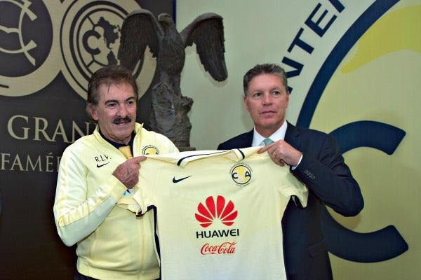 Ricardo La Volpe durante su presentación con América junto a Ricardo Peláez