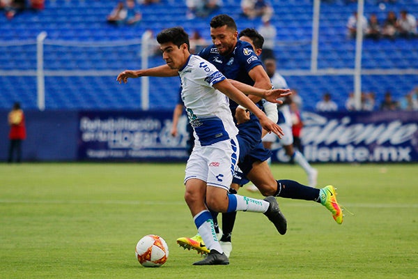 Gutiérrez conduce el balón en juego contra Monterrey