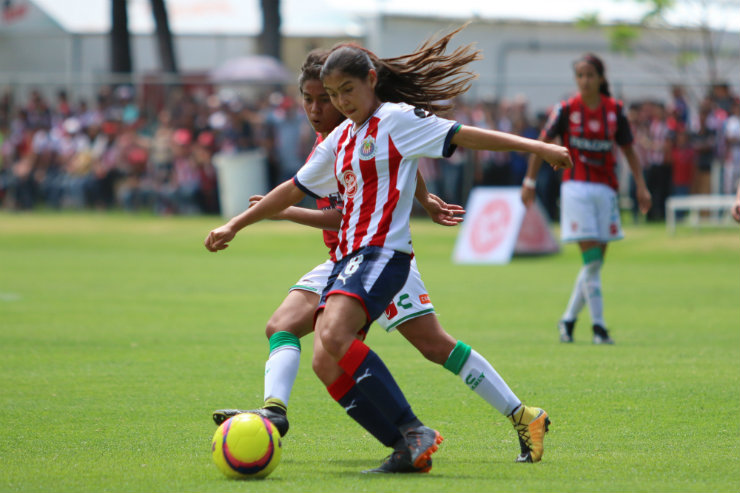 Dania Pérez conduce el balón durante un duelo con Chivas
