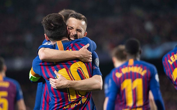 Alba abraza a Messi tras un gol del Barcelona en Octavos de Final
