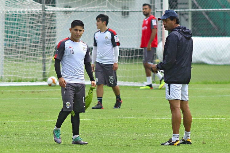 Eduardo López, durante un entrenamiento con Chivas