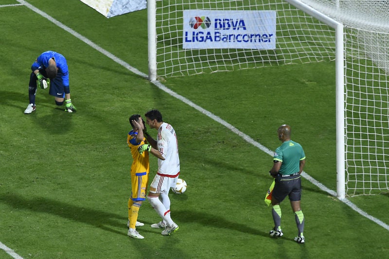 Guzmán y Jiménez festejan frente al Pikolin en la Final del A2015