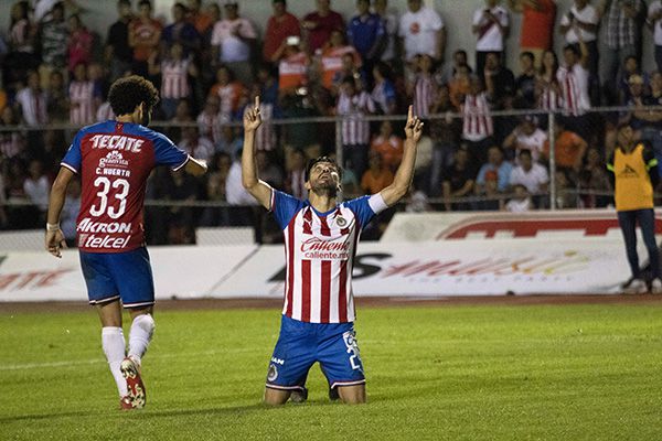 Oribe Peralta celebra su primer gol con Chivas