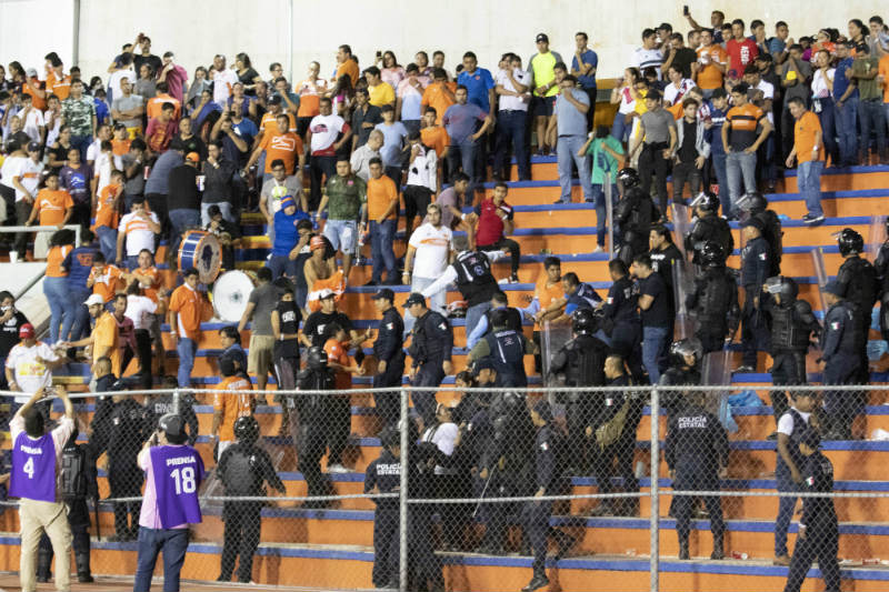 Policías y afición en las gradas del Estadio Marte R. Gómez