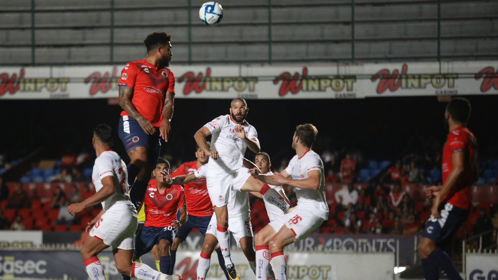 Kazim Richards disputa un balón por aire ante el Toluca