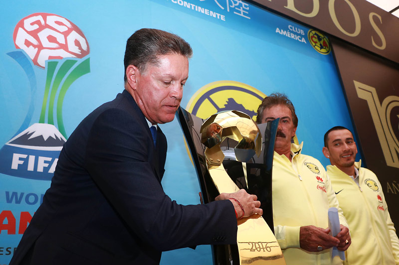 Peláez con el trofeo de la Liga de Campeones que obtuvo en América