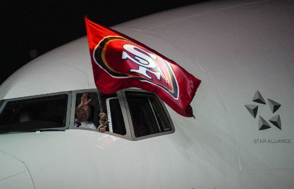 La bandera de los 49ers desde el avión que los transportó