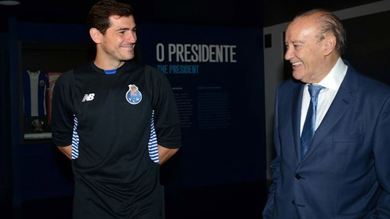 Iker Casillas y Jorge Nuno Pinto da Costa en el Porto