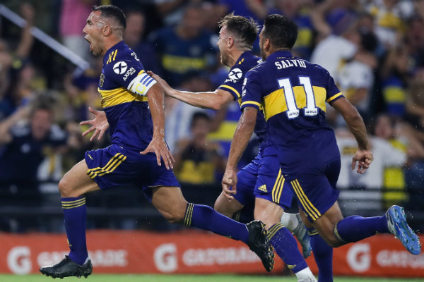 Carlos Tevez en festejo con la afición de Boca Juniors