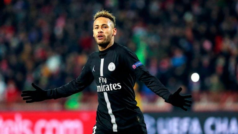 Neymar celebra un gol con PSG 