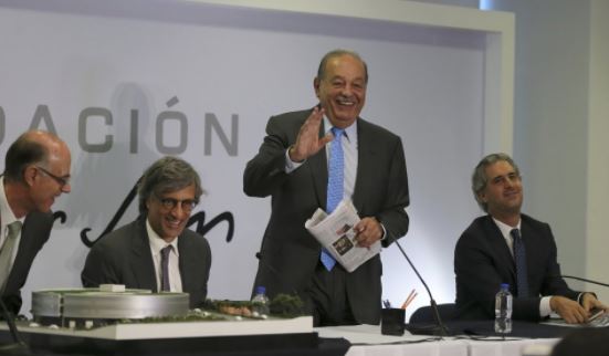 Carlos Slim sonríe en un evento