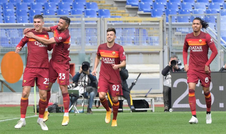 Jugadores de la Roma celebran gol vs Genoa