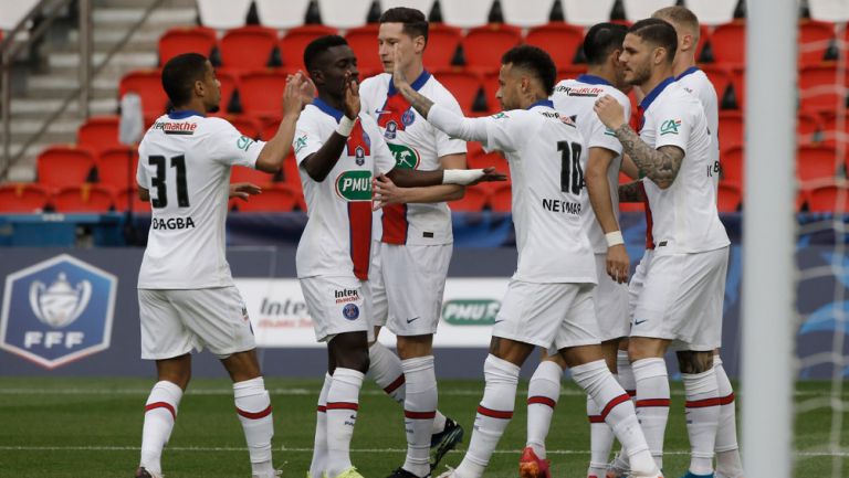 Jugadores del PSG festejan un tanto ante el Angers