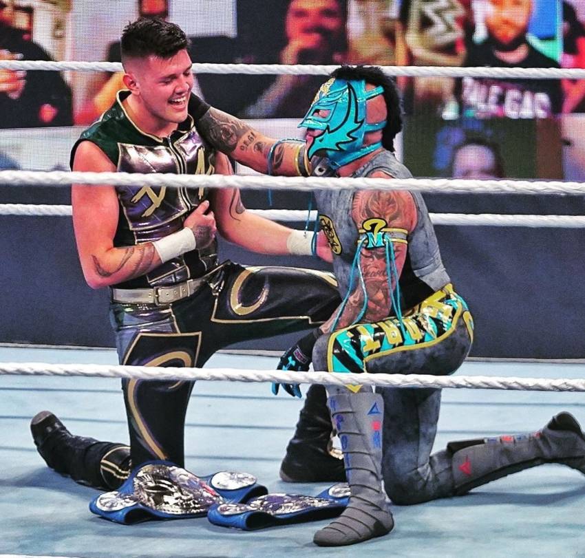 Rey y Dominik Mysterio en un evento de la WWE