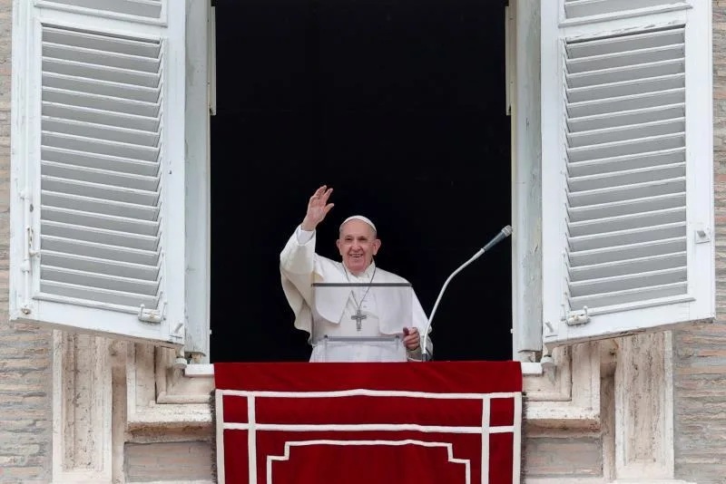 Papa Francisco saludando a sus seguidores