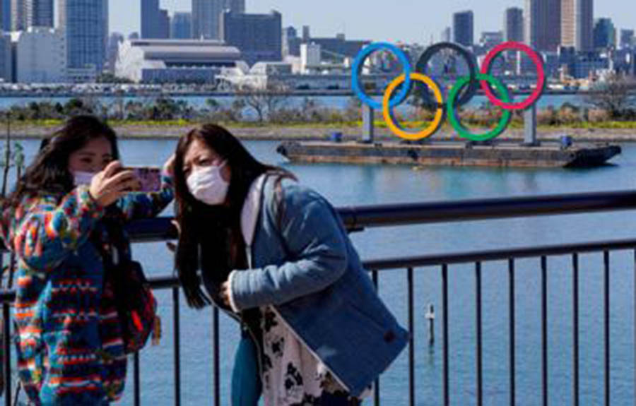Turistas se toman foto con aros olímpicos