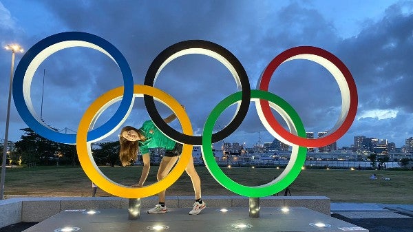 Mariana Arceo posa con los Aros Olímpicos en Tokio 2020