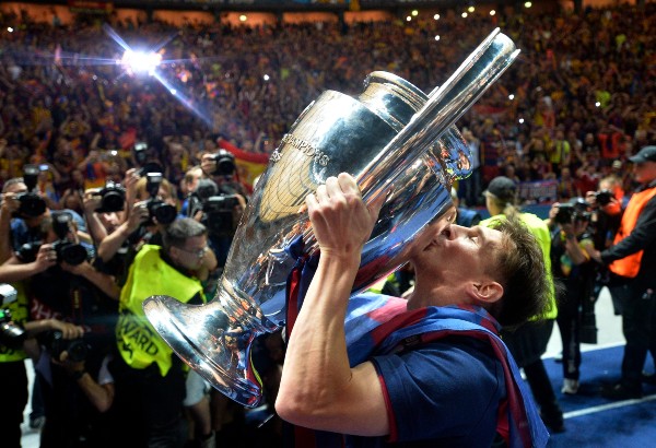 Messi besa el trofeo de la Champions League