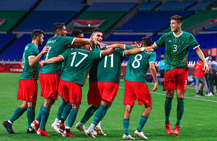 Mexicanos celebran el tercer gol sobre Japón