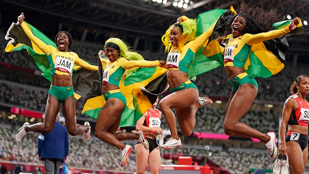 El equipo de relevos de Jamaica celebra su victoria