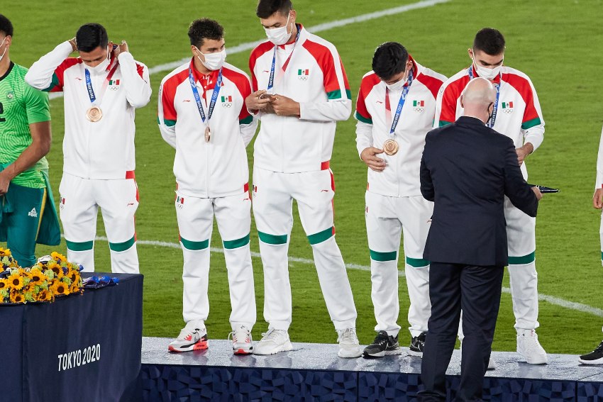 Selección Mexicana de futbol al recibir su medalla de bronce en Tokio 2020