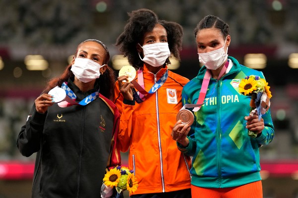 Gezahegne (Plata), Hassan (Oro) y Gidey (Bronce) en el podio de Tokio 2020
