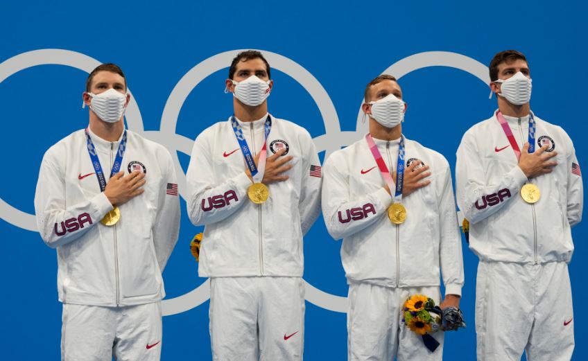 Integrantes de Estados Unidos reciben sus medallas de oro