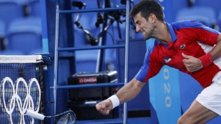Novak Djokovic estrellando su raqueta