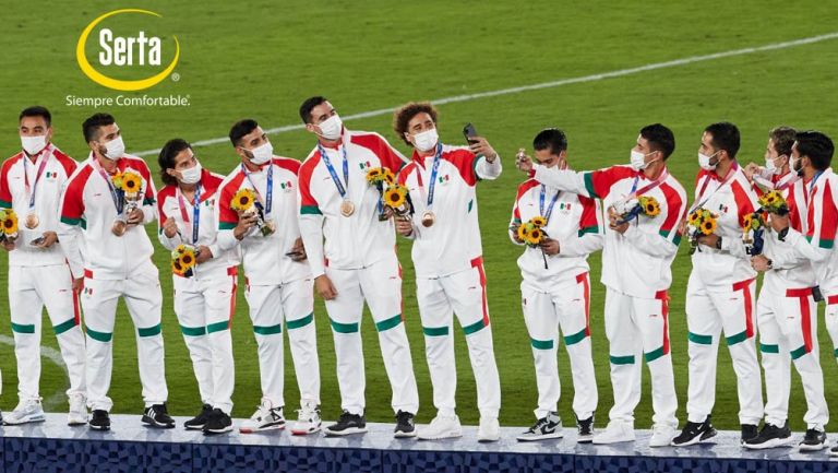 Selección Mexicana de futbol al recibir su medalla de bronce en Tokio 2020