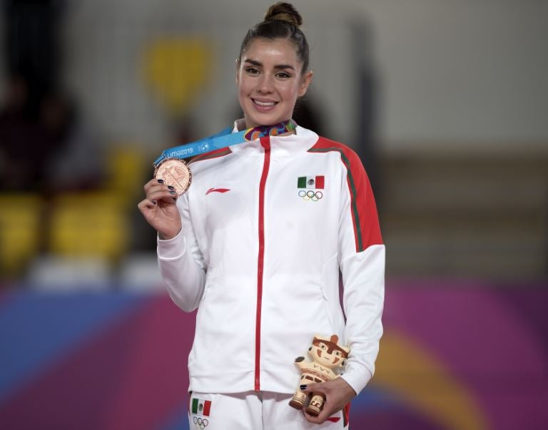 Dafne Navarro presume su medalla de bronce