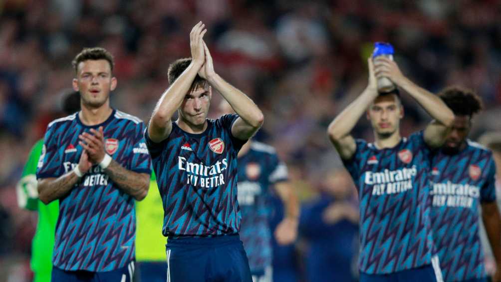 Los jugadores del Arsenal agradeciendo a la afición tras la derrota