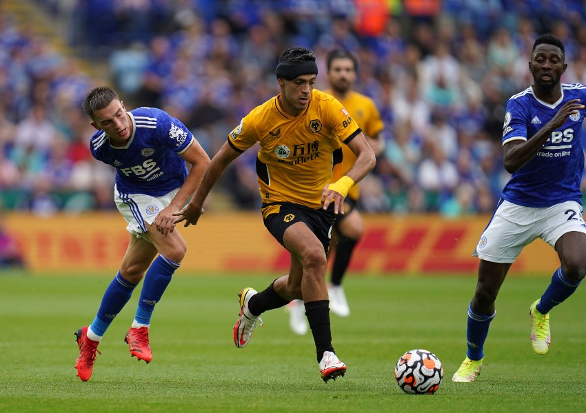 Raúl Jiménez en el duelo entre el Wolverhampton y el Leicester City