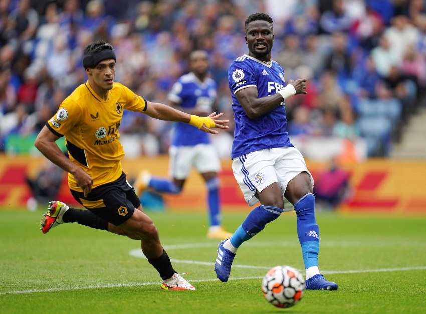 Raúl Jiménez en el duelo entre el Wolverhampton y el Leicester City