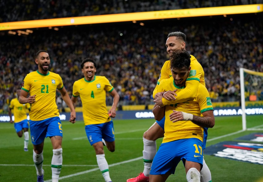 Jugadores brasileños festejando gol sobre Colombia