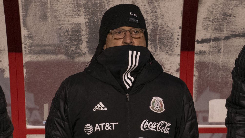 Gerardo Martino dirigiendo a la Selección Mexicana