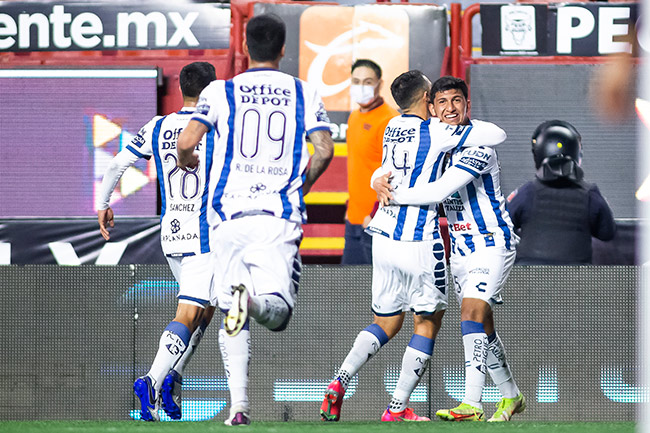 Jugadores de Pachuca celebran un gol en el Apertura 2021