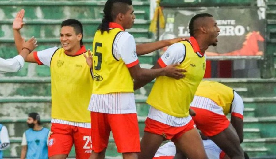 Jugadores del Ciclón Bananero celebran gol del triunfo ante Llaneros