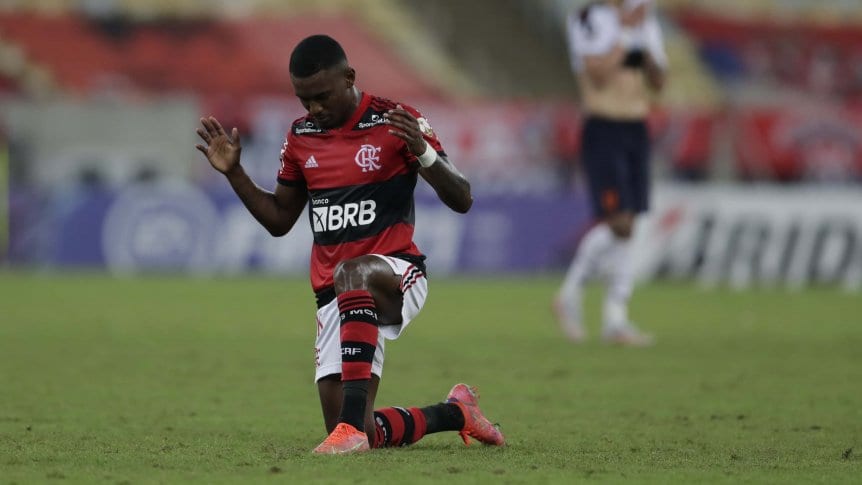 Ramón Ramos en acción con Flamengo