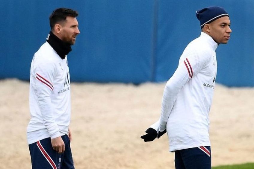 Mbappé entrenando con Messi